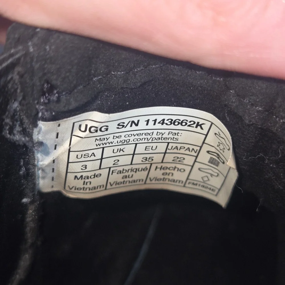 UGG Kids Ashton Chelsea Boots Black Waterproof Leather Lug Sole 1143662K Size 3Y